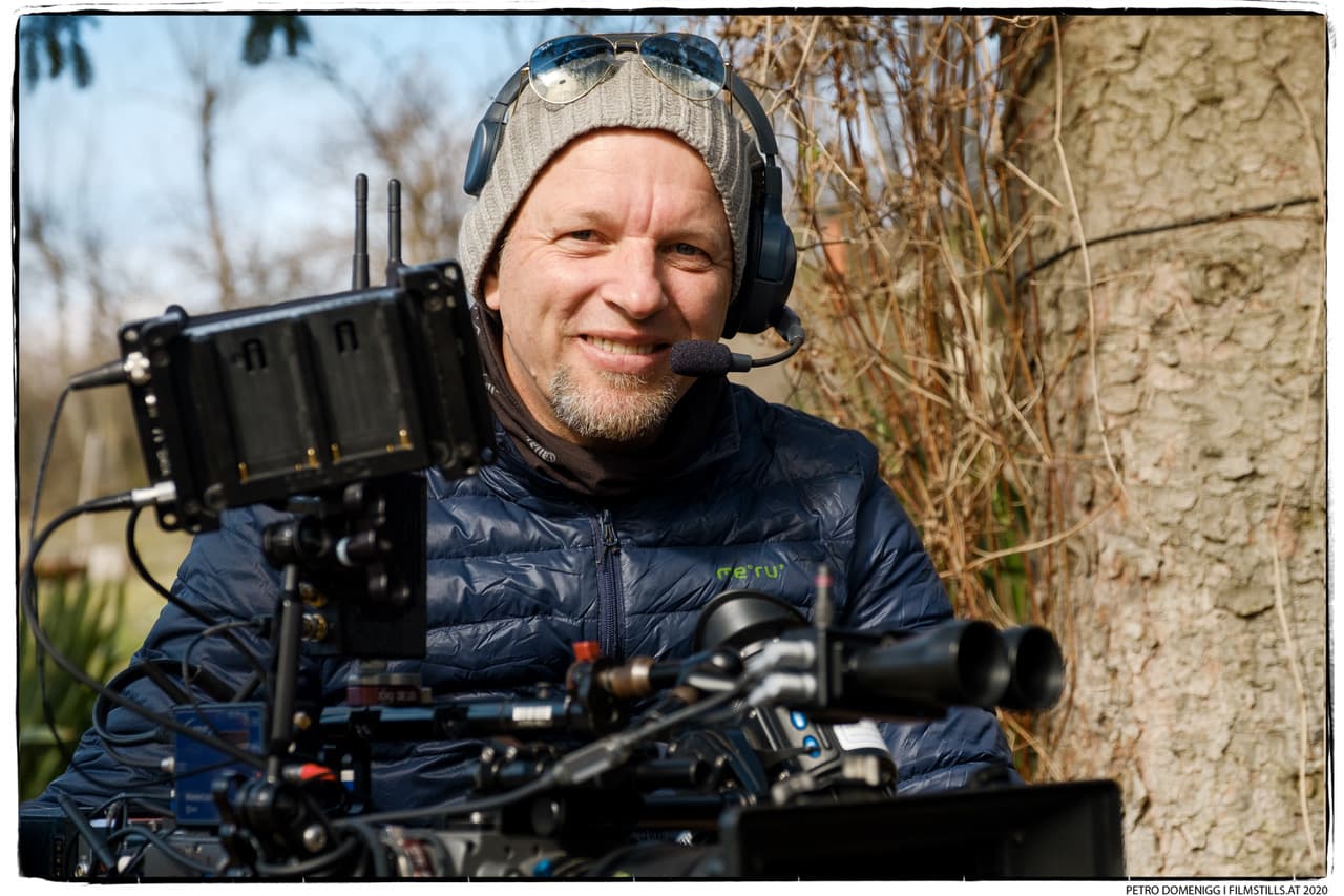 Thomas Kürzl smiling behind the camera on the set of “Todesurteil”
